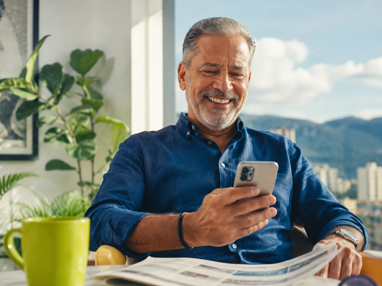 Hombre usando celular en casa